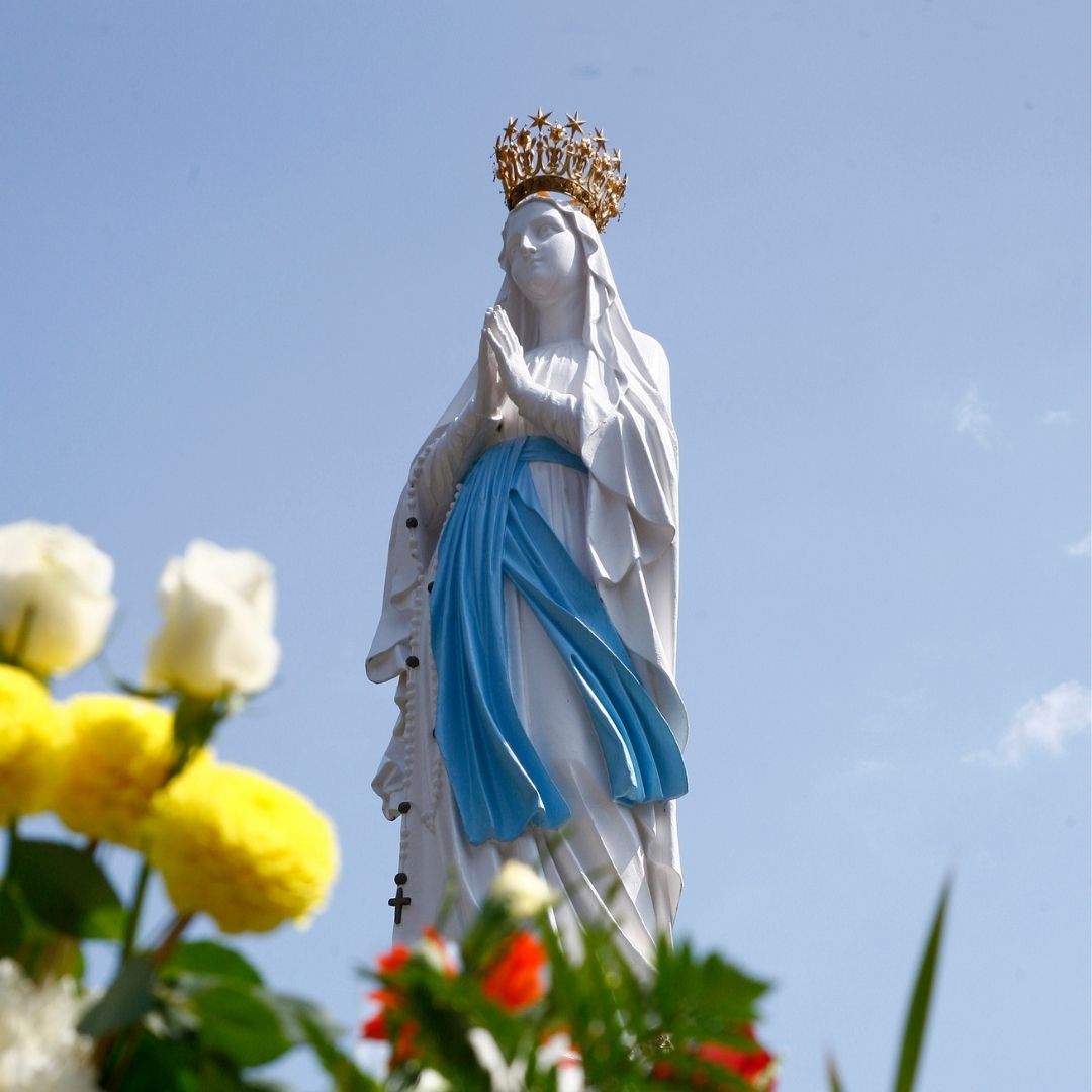 Crowned virgin with flowers | Lourdes Volunteers